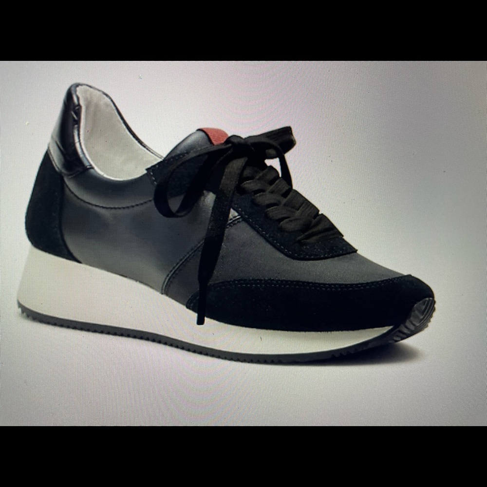 NEW Banana Republic Essential Trainer Sneaker